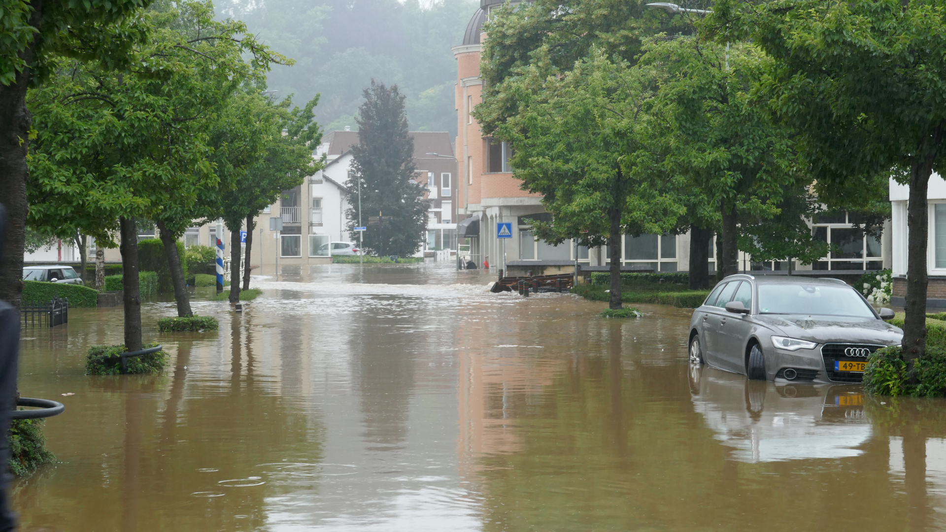 Overstrominglimburg2021 HR Shutterstock 2008562885