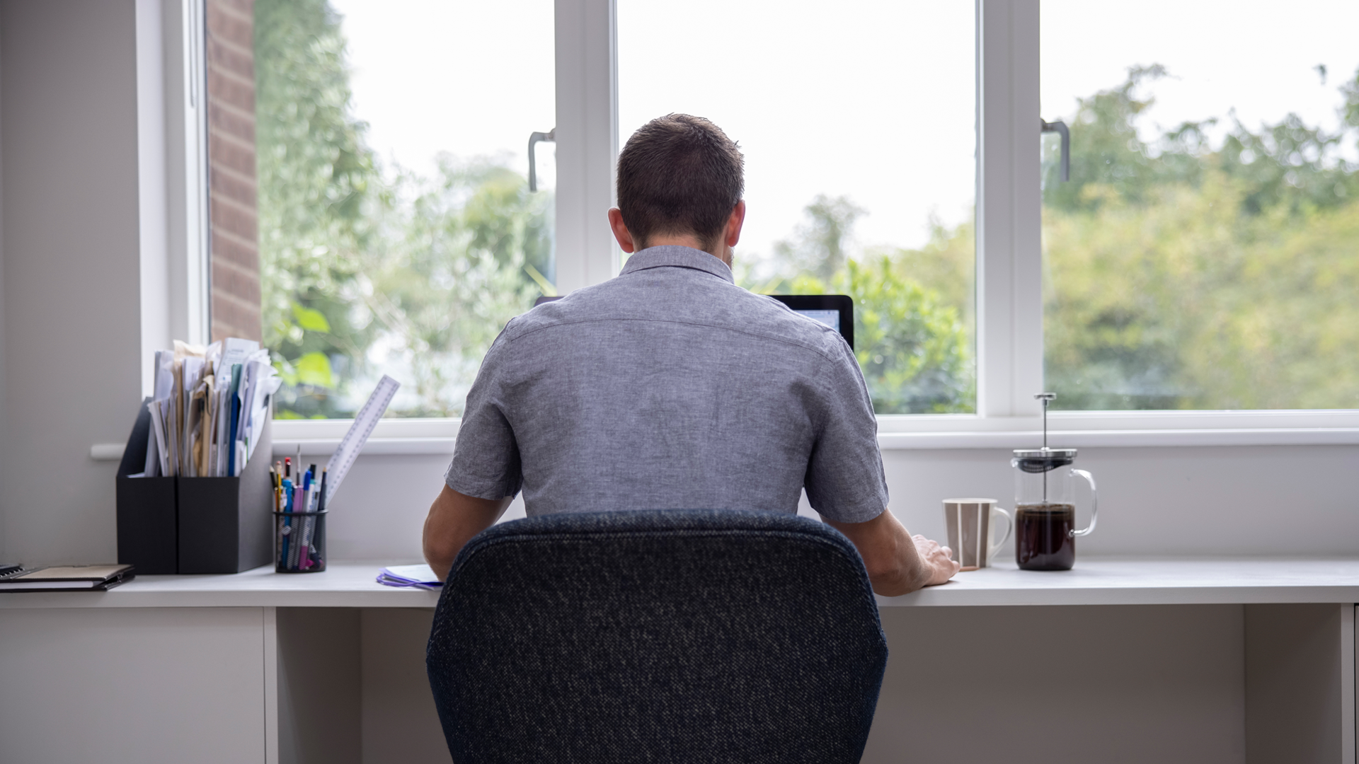 Man Achter Laptop LR Shutterstock 1846645105